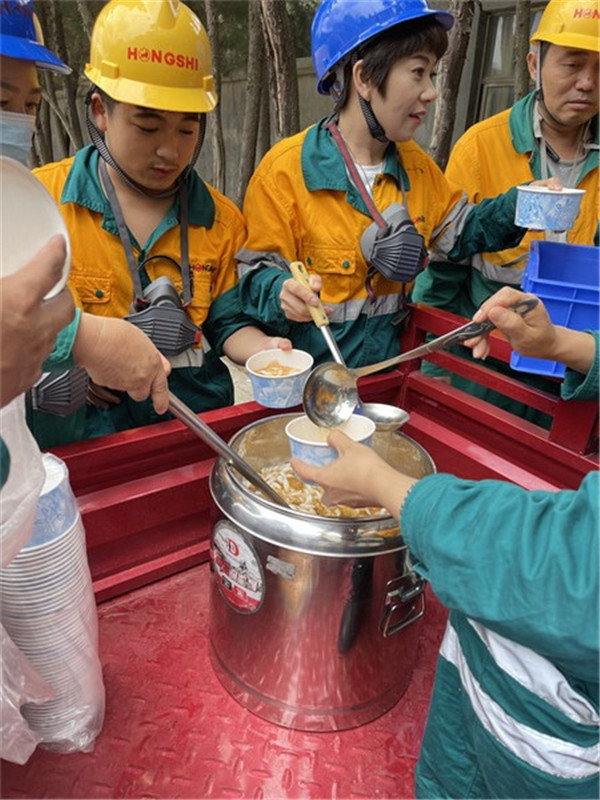 炎炎夏日送清凉 丝丝关爱入心田——红河天宝组织送清凉活动